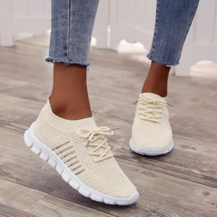 Femme en mouvement avec des baskets légères et respirantes, idéales pour le sport et le confort quotidien.