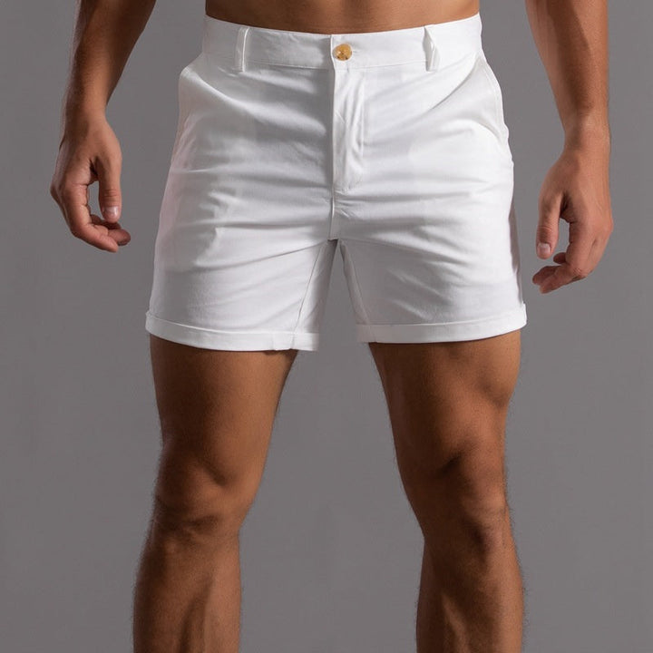 Short ajusté élégant pour homme, idéal pour un look casual chic d'été.