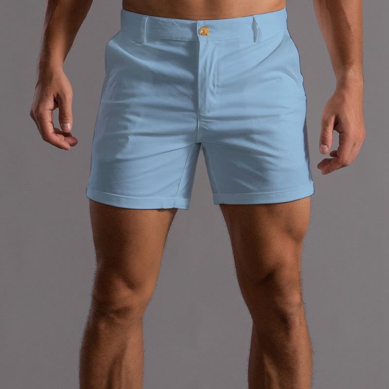 Short homme ajusté en tissu léger, un essentiel de la mode masculine estivale.