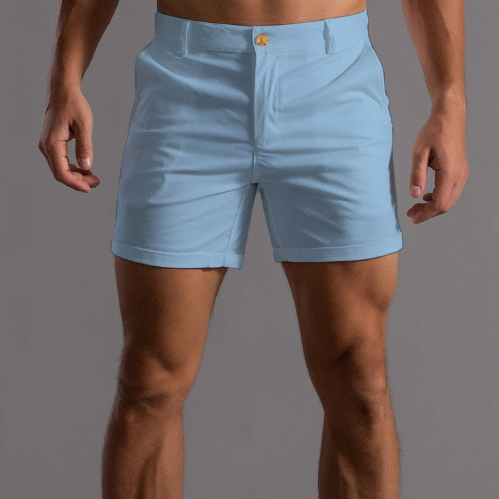 Short homme ajusté en tissu léger, un essentiel de la mode masculine estivale.