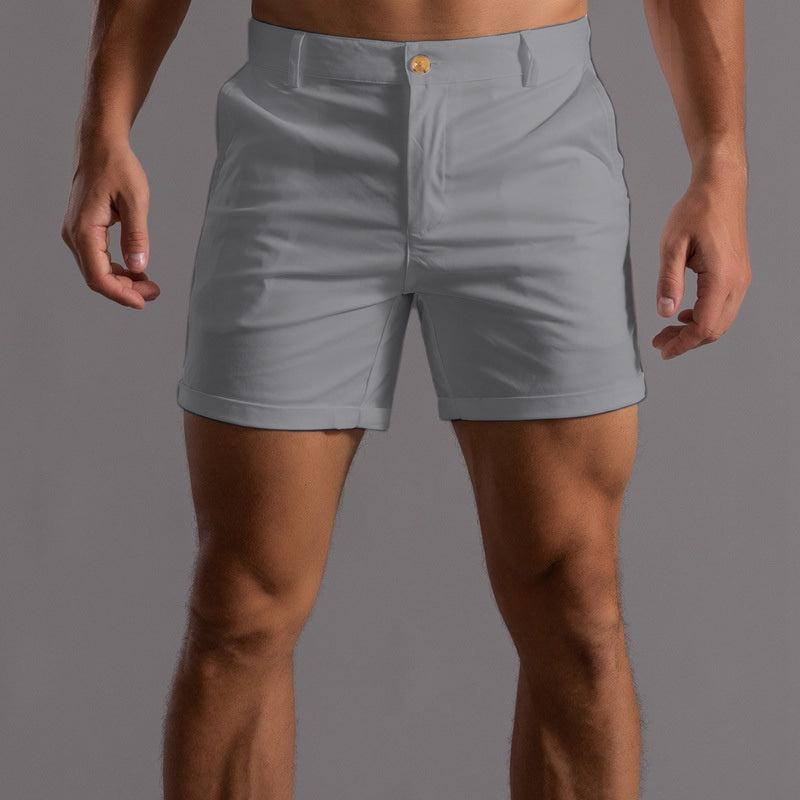 Vue détaillée d'un short ajusté homme, chic et confortable pour les chaudes journées.