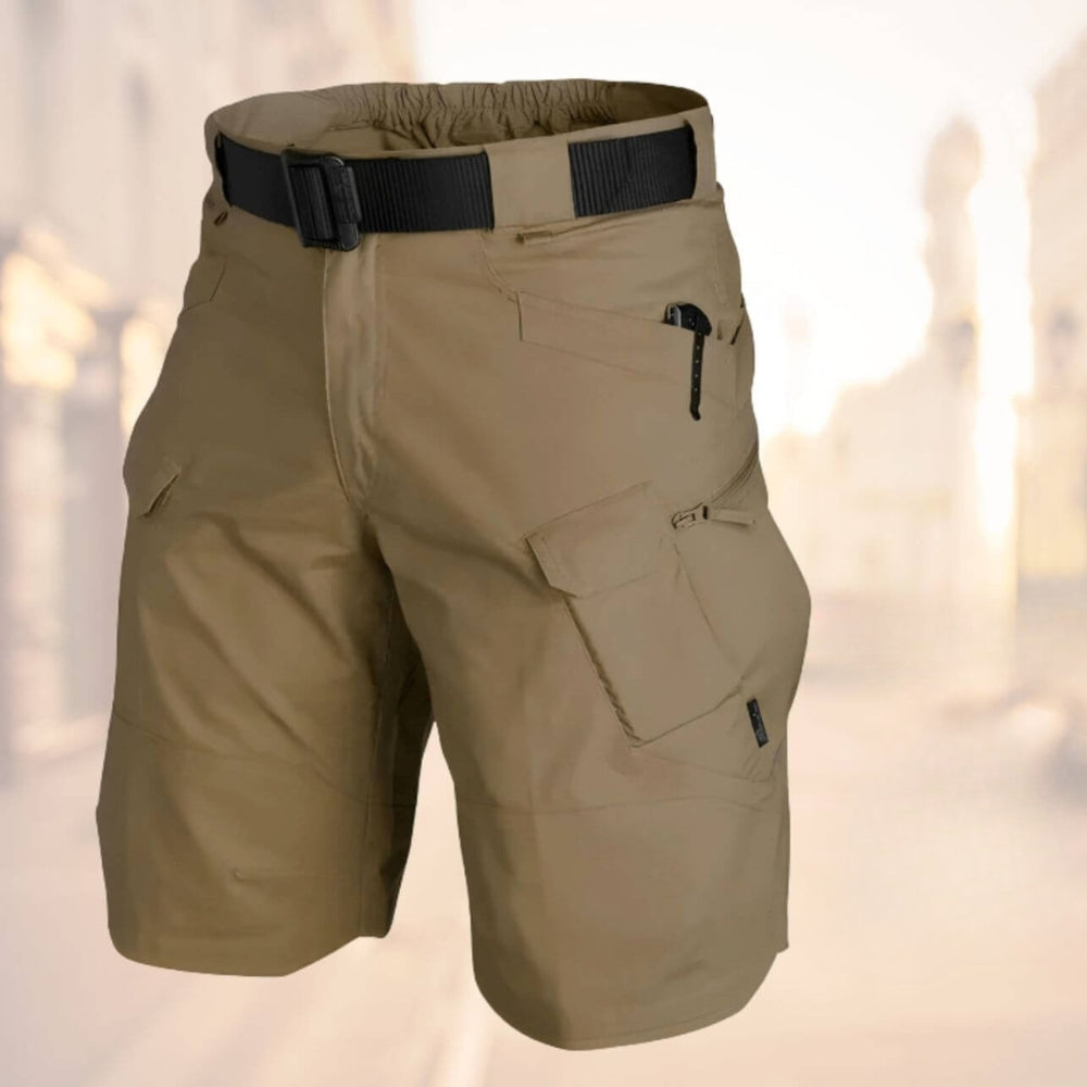Short cargo homme avec ceinture et poches latérales, idéal pour un look mode masculine confortable.