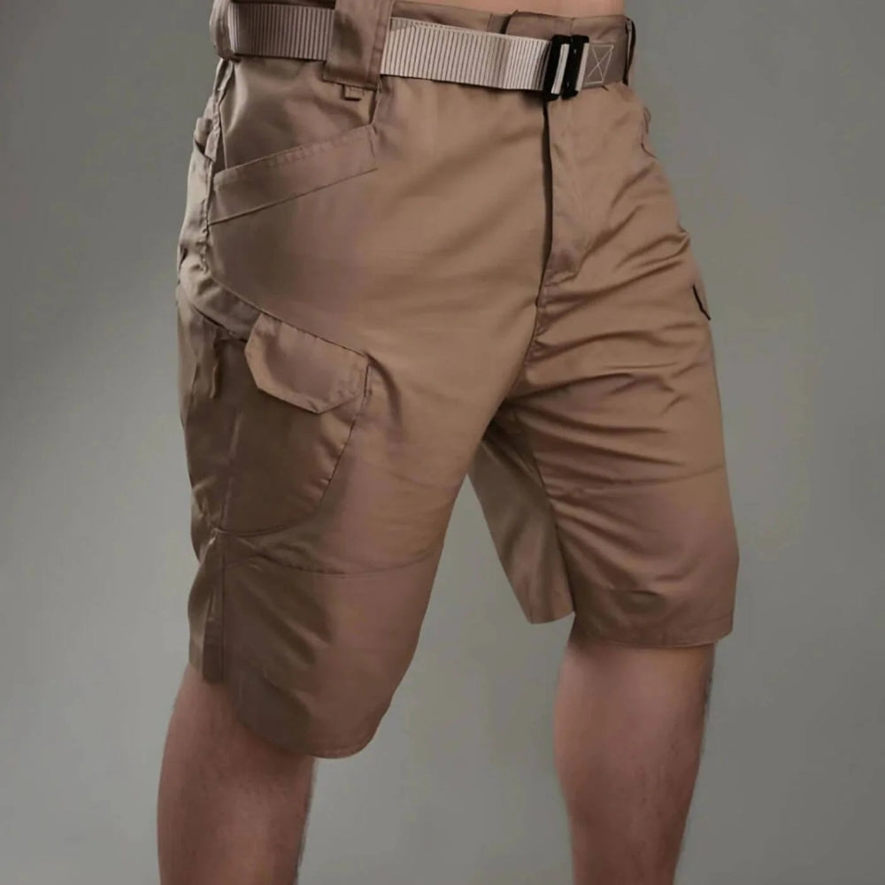 Vue détaillée d'un short cargo homme avec ceinture intégrée, poches pratiques, idéal pour casual.