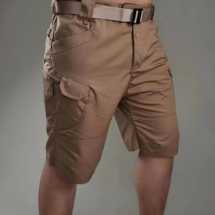 Vue détaillée d'un short cargo homme avec ceinture intégrée, poches pratiques, idéal pour casual.