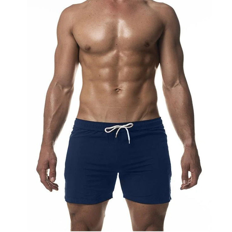 Modèle sportif de short de bain homme, conçu pour la performance en natation. Séchage rapide et excellent confort.