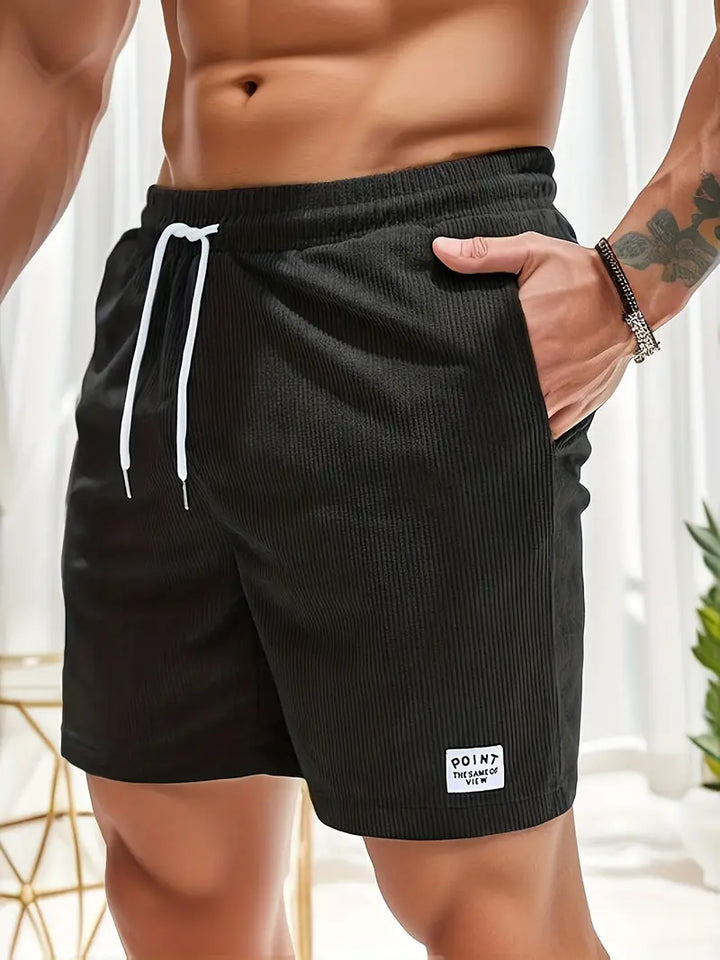 Short de bain homme avec cordon de serrage ajustable, confort optimal pour activités aquatiques estivales.