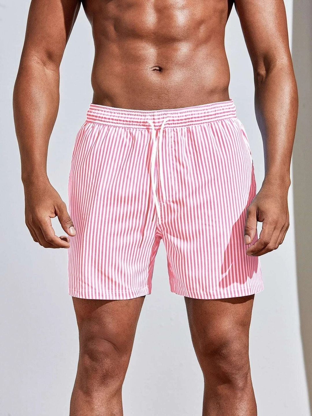 Short de bain homme sportif à rayures bleues et blanches, séchage rapide, idéal pour la plage et la piscine en été.