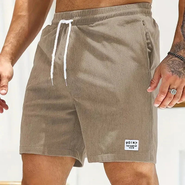 Short homme coupe ample et décontractée, parfait pour un look casual confortable.