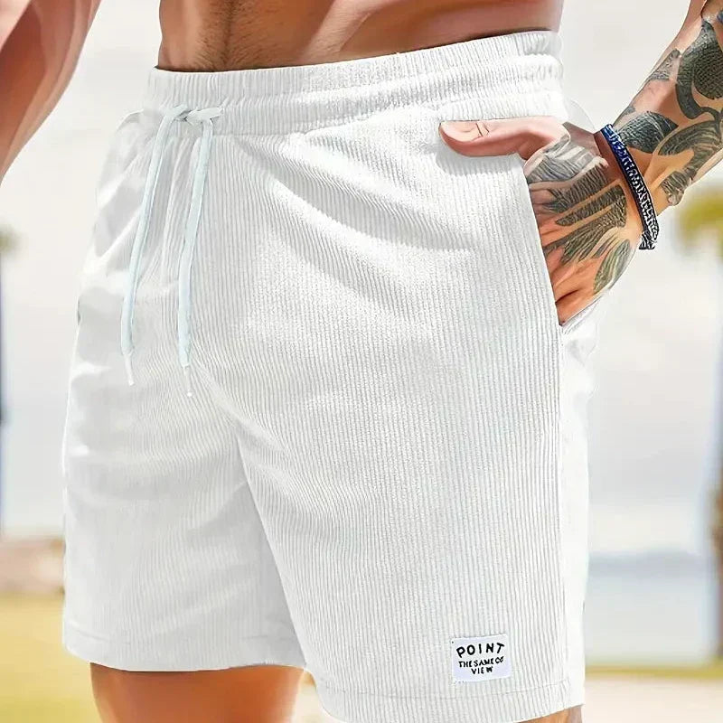Dos d'un short homme ample et confortable avec taille à cordon, mode décontractée pour l'été.