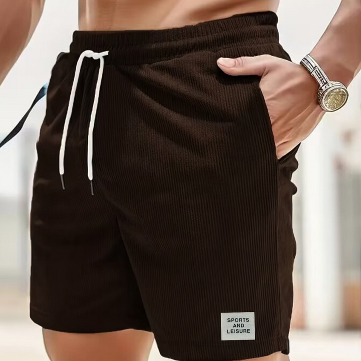 Short homme ample, vue latérale, taille à cordon, parfait pour une tenue casual d'été.