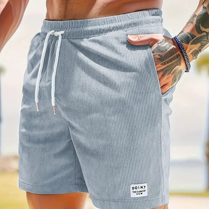 Détail du cordon de serrage sur le short ample décontracté pour homme, ajustement facile.