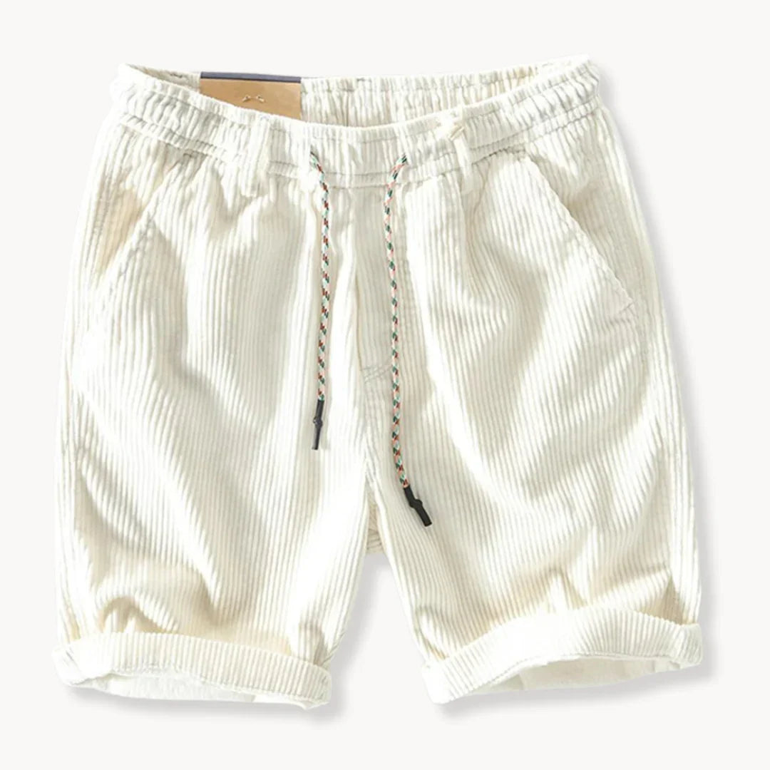 Short homme blanc ample avec cordon de serrage, vêtement mode masculine confortable pour l'été.