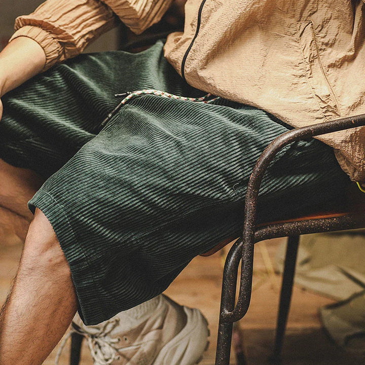 Short homme vert décontracté, cordon de serrage ajustable, parfait pour un style casual estival.