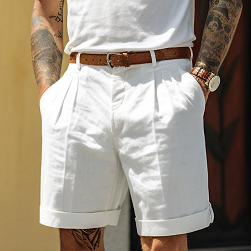 Short plissé homme élégant à revers, idéal pour un look chic décontracté d'été ou des vacances.