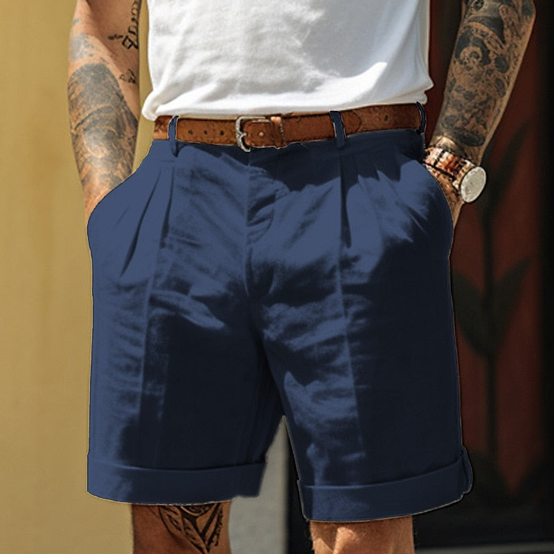 Short homme plissé chic avec ourlet à revers, pour une tenue d'été stylée et décontractée.