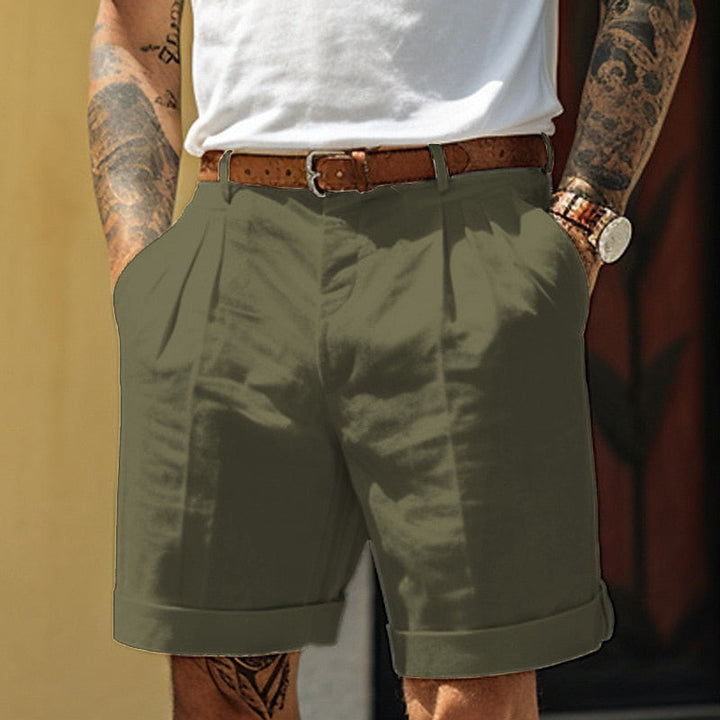 Court pantalon homme plissé, avec détail revers, offre un confort optimal et un style estival.