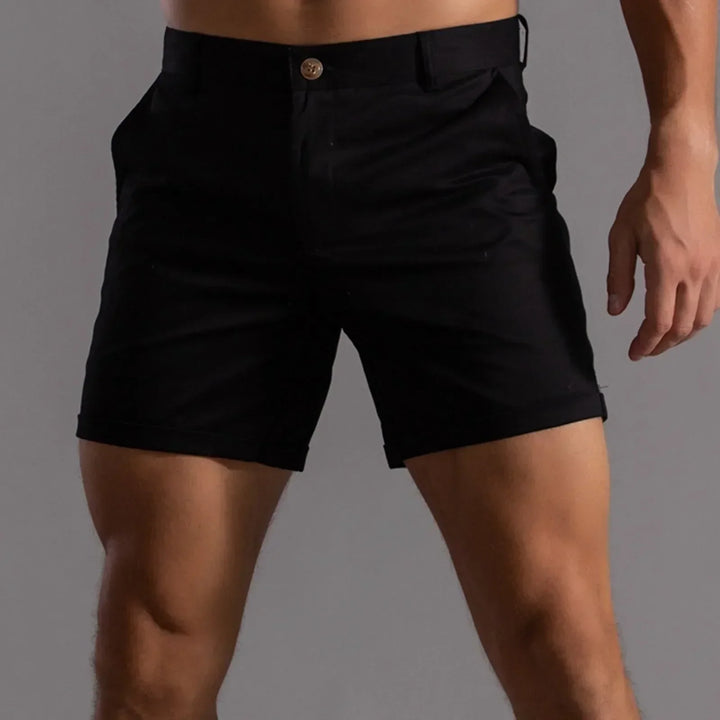 Chino court homme beige clair, idéal pour un look casual confortable en été.