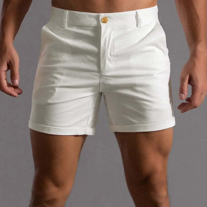 Pantalon court homme style chino gris, alliant élégance et confort estival.