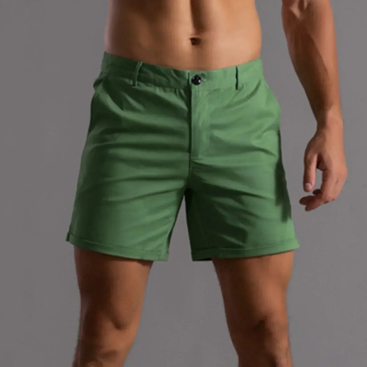 Short chino classique pour homme, confort et élégance pour toutes occasions estivales.