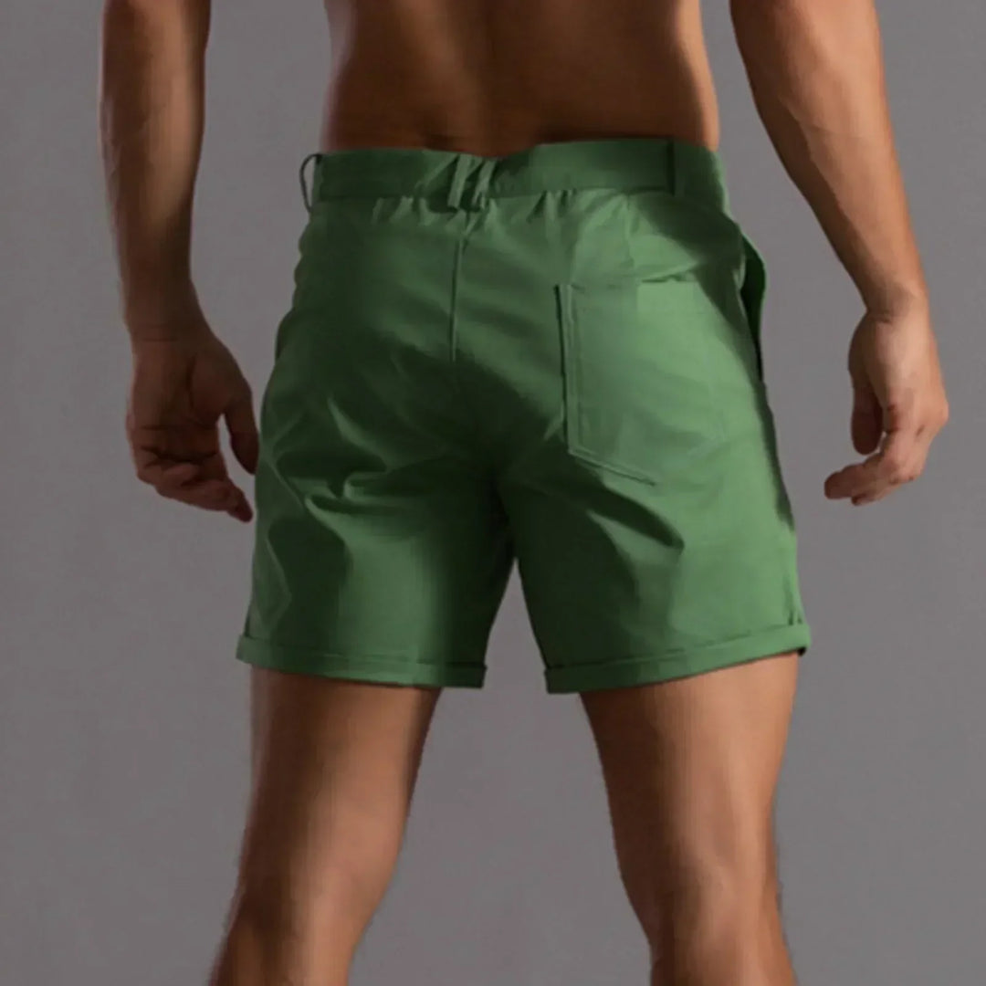 Chino court décontracté homme en coton, respirant et élégant pour la chaleur estivale.