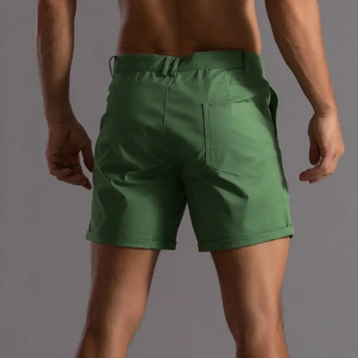 Chino court décontracté homme en coton, respirant et élégant pour la chaleur estivale.