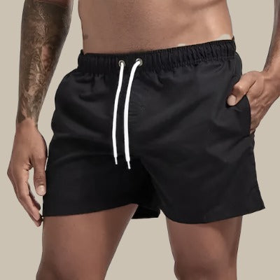 Maillot de bain homme moderne pour piscine, séchage rapide et liberté de mouvement optimale.