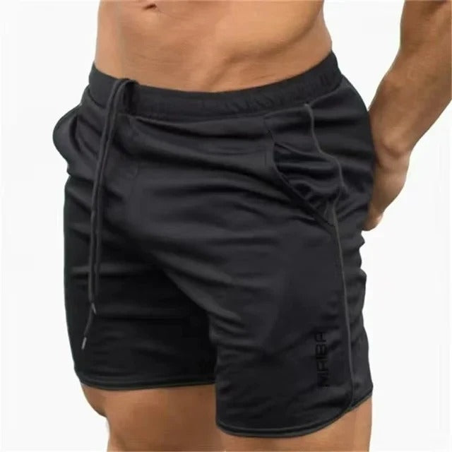 Homme profitant de l'été avec son short de bain ajusté, confortable et séchage rapide pour activités aquatiques.