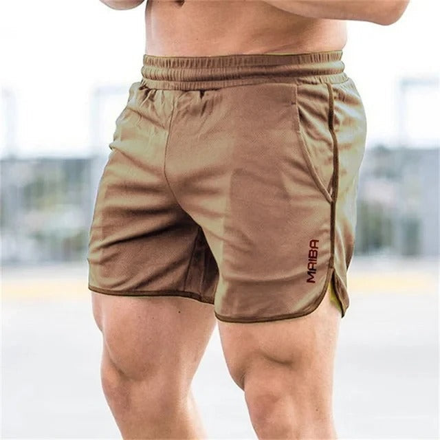 Homme en short de bain sportif bleu, séchage rapide, ajusté pour natation et activités plage.