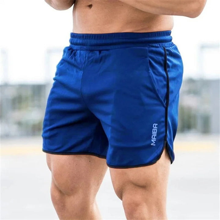 Modèle masculin portant un short de bain sportif polyvalent, séchage rapide pour le sport nautique.