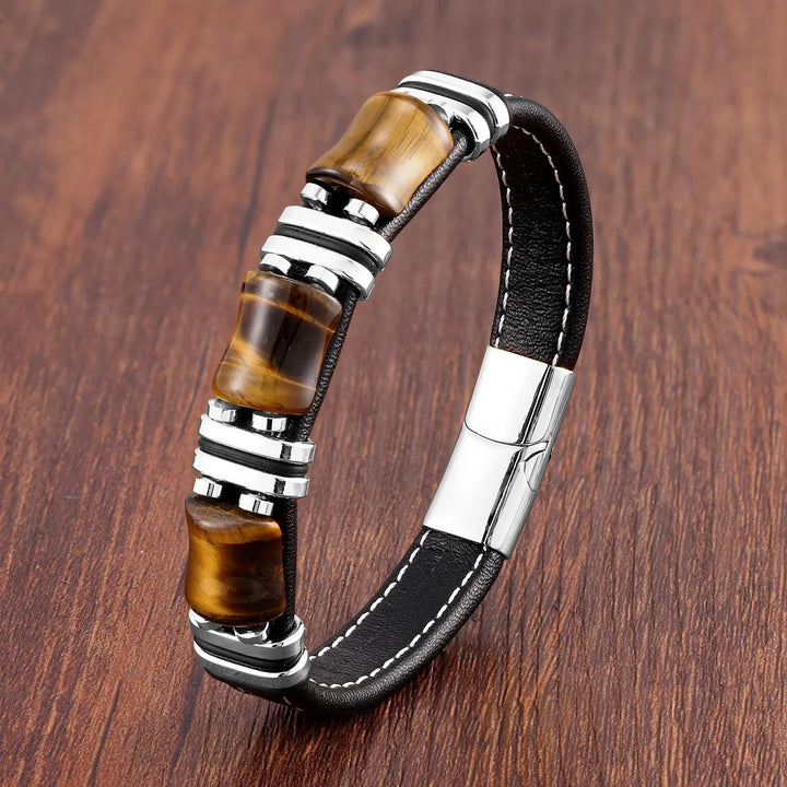 Présentation du bracelet énergétique en cuir et œil-de-tigre. Un accessoire de mode en pierre naturelle.