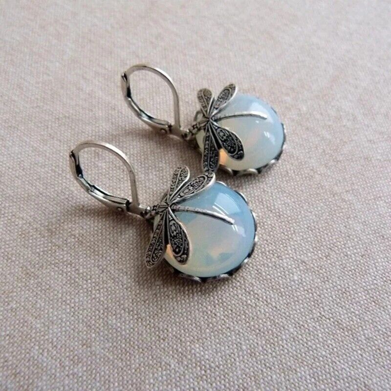 Boucles d'oreilles pendantes vintage libellule, pierre de lune, bijoux femme, style rétro et élégance.