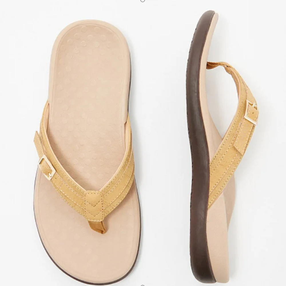Tongs orthopédiques pour femmes, idéales pour la plage. Confort et soutien du pied toute la journée d'été.