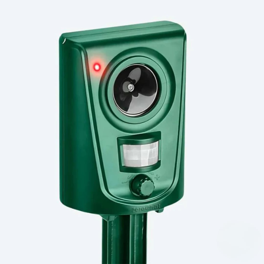 Répulseur ultrasonique intelligent pour chats, protégeant jardins et extérieurs des animaux nuisibles.
