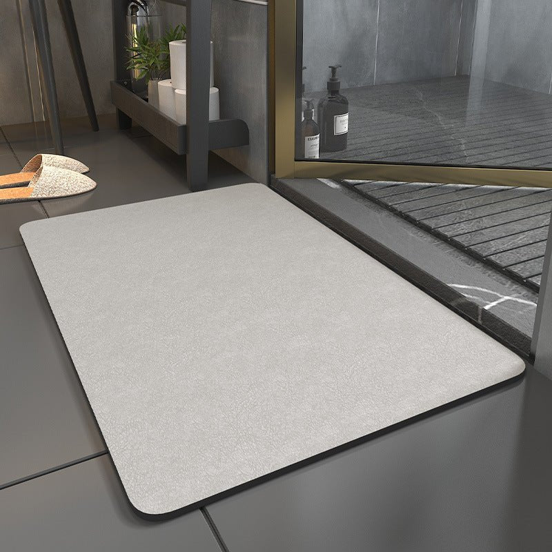 Accessoire de salle de bain : tapis de bain absorbant, antidérapant, pour un confort optimal et une maison propre.
