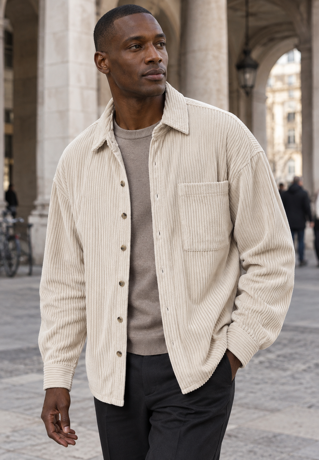 Surchemise homme ample et confortable, veste légère à manches longues, touche chic pour un look décontracté.