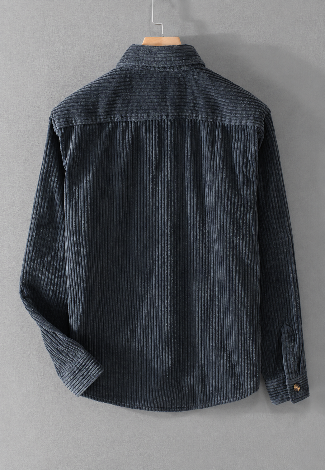 Mode homme: surchemise verte avec poche poitrine, style casual. Chemise décontractée, essentielle pour la mi-saison.
