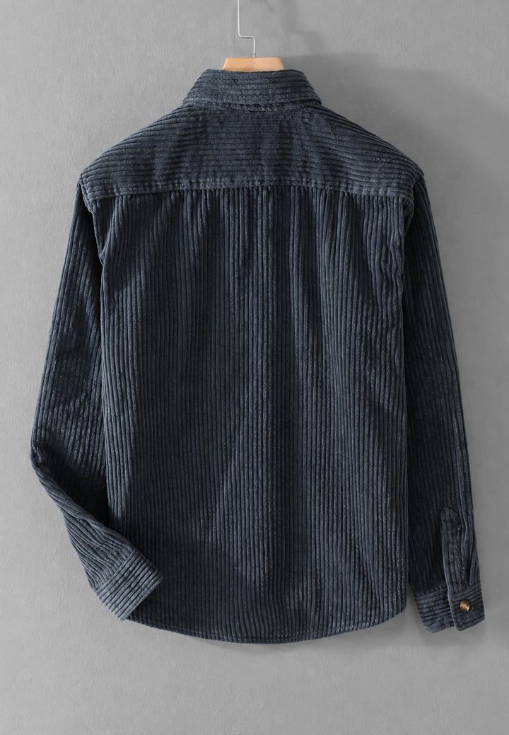 Mode homme: surchemise verte avec poche poitrine, style casual. Chemise décontractée, essentielle pour la mi-saison.