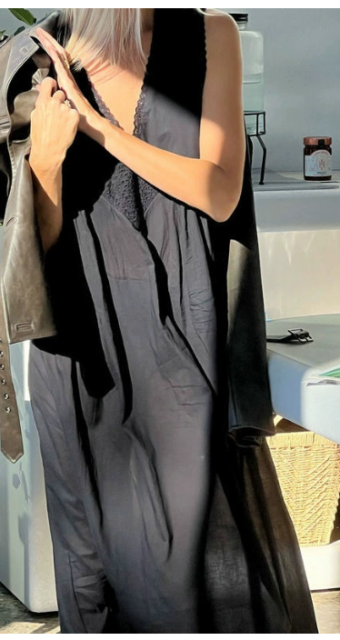Robe d'été midi élégante femme à fines bretelles, coupe fluide. Idéale pour une tenue décontractée et chic.