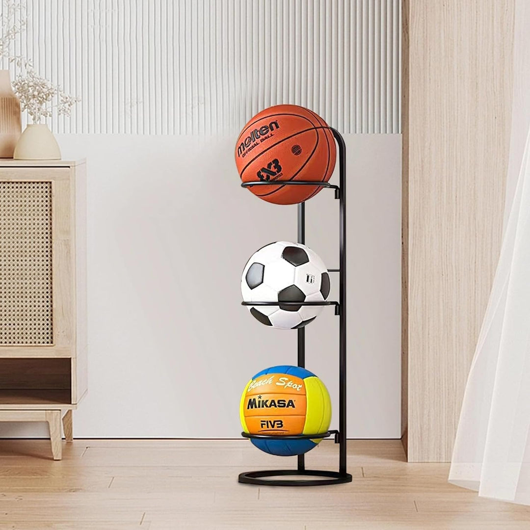 Rangement vertical compact pour ballons de sport. Idéal garage, gymnase, sous-sol. Optimise l'espace.