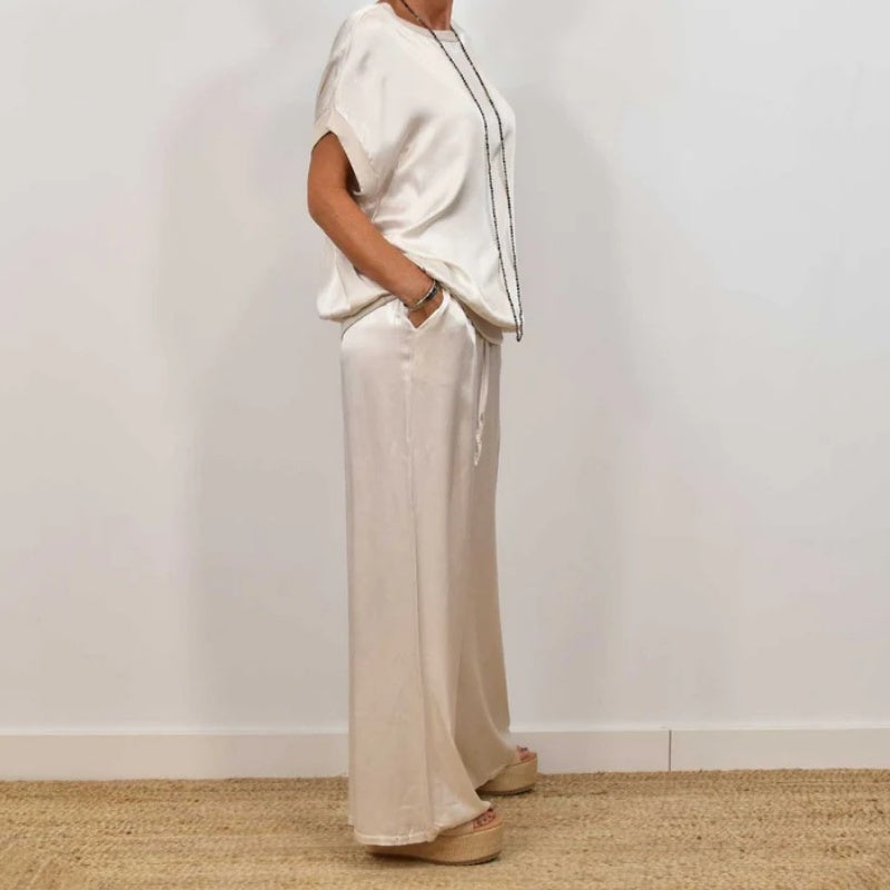Ensemble femme deux pièces printemps-été, top fluide et pantalon large. Confortable et élégant.
