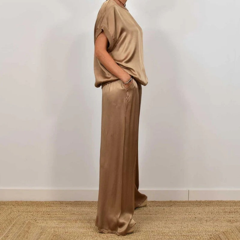 Tenue femme deux pièces légère et fluide: top ample et pantalon large. Idéal pour un look chic et décontracté.
