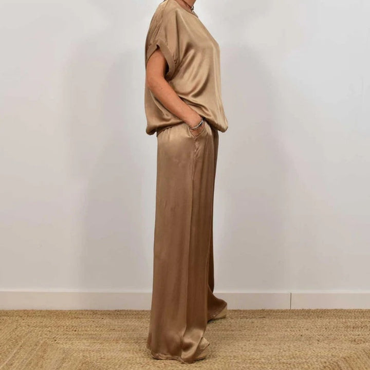 Tenue femme deux pièces légère et fluide: top ample et pantalon large. Idéal pour un look chic et décontracté.
