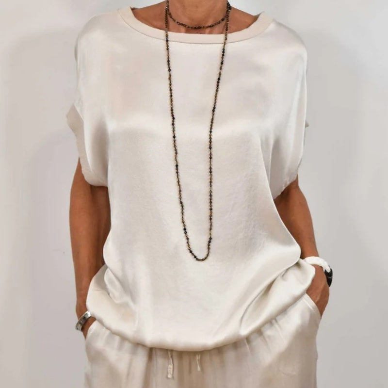 Ensemble femme chic décontracté deux pièces: top fluide élégant et pantalon ample confortable.