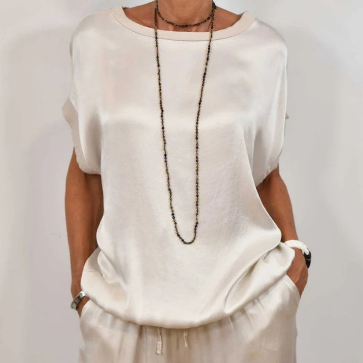Ensemble femme chic décontracté deux pièces: top fluide élégant et pantalon ample confortable.