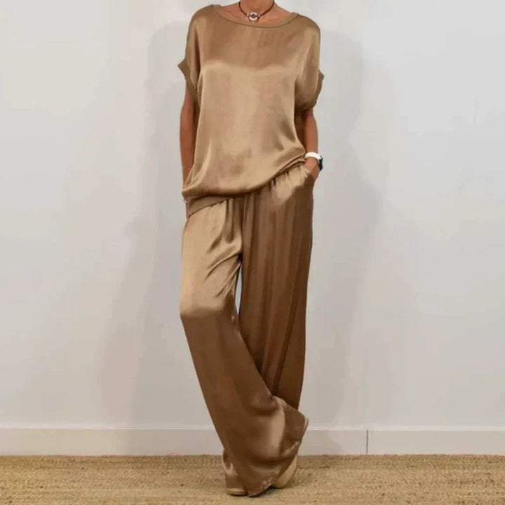 Silhouette fluide: ensemble femme deux pièces avec top ample et pantalon large. Chic et moderne.