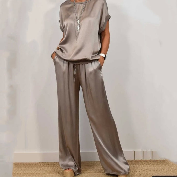 Ensemble femme élégant deux pièces: top et pantalon ample, polyvalent pour tenue décontractée ou soirée.