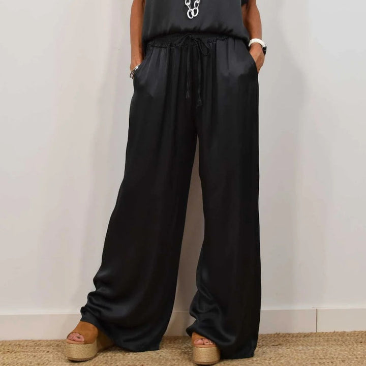 Ensemble femme deux pièces élégant. Top fluide et pantalon ample, mode chic pour toute occasion.