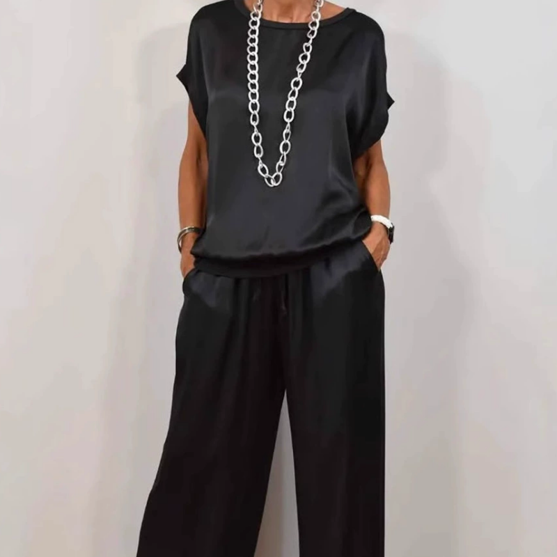 Mode femme: ensemble deux pièces élégant, composé d'un top fluide et d'un pantalon large. Parfait pour l'été.