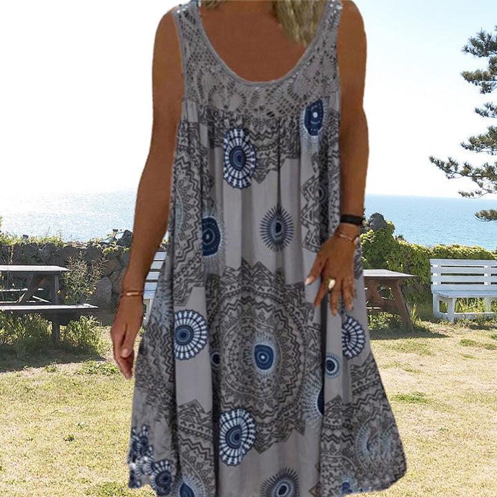 Modèle de robe femme sans manches, à motifs, avec incrustations de dentelle.