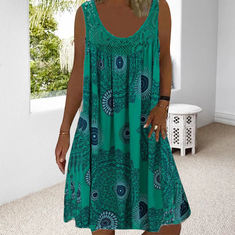 Robe imprimée ample femme, détails dentelle raffinée, parfaite pour l'été et le confort.